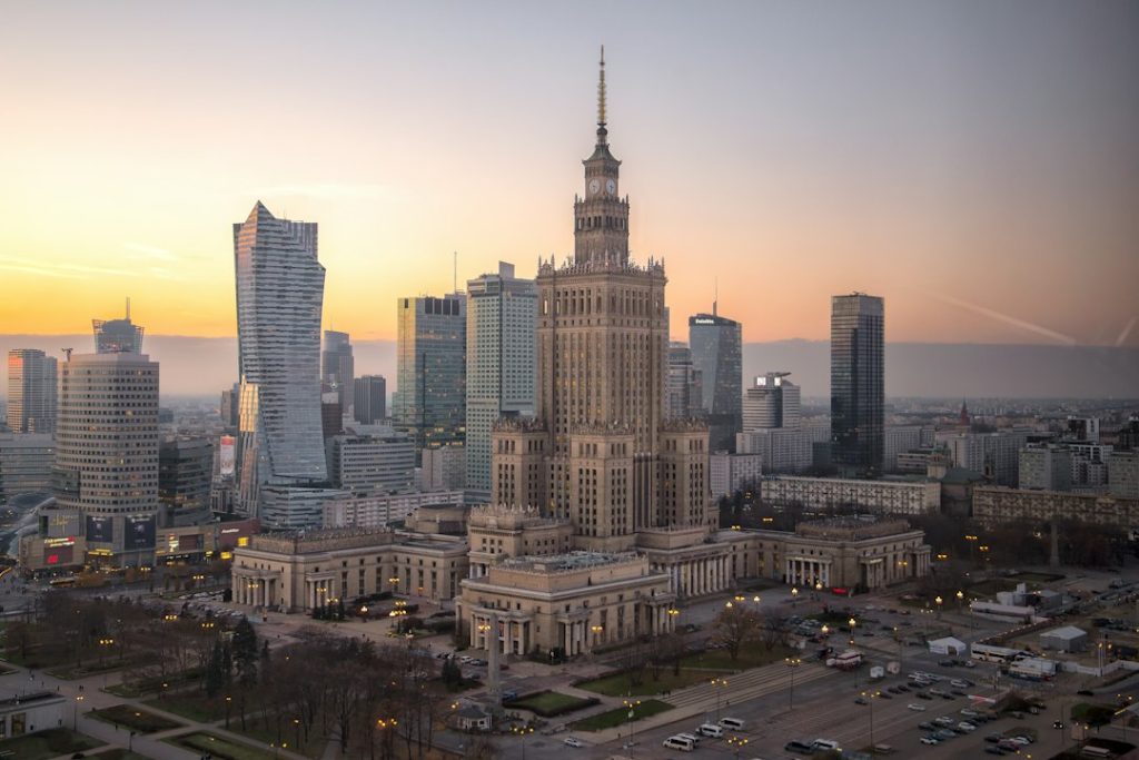 Panorama de Varsovie au coucher du soleil Palais de la Culture et de la Science et immeubles du centre de Varsovie dans une lumière de fin de journée