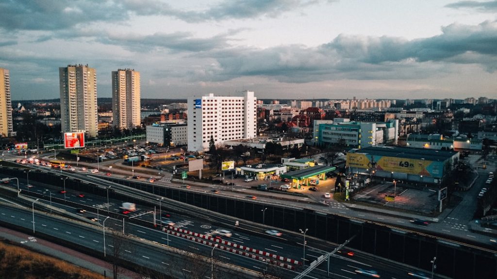 Panorama urbain et axes de circulation à Katowice Vue en hauteur sur des immeubles, un grand axe de circulation et des quartiers urbains sous un ciel nuageux